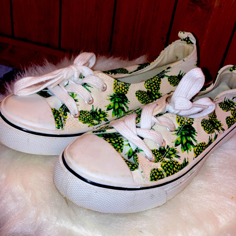 USED Size 7 Mens pineapple shoes form Maurice’s